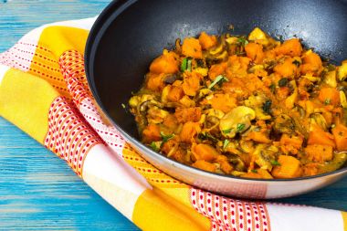 Kabak, sebze ve mantar wok içinde