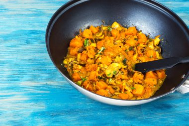 Kabak, sebze ve mantar wok içinde