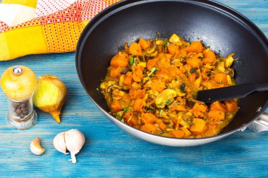 Kabak, sebze ve mantar wok içinde