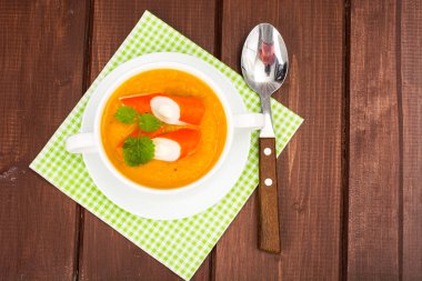 Surimi ile sebze çorbası