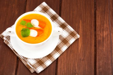 Surimi ile sebze çorbası