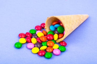 Çıtır gofret koniler ile renkli şekerler