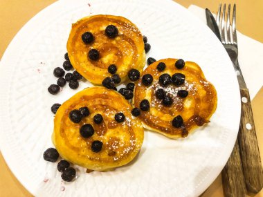 Kahvaltı için çocuk. Şurubu, lezzetli tatlı krep yaban mersini