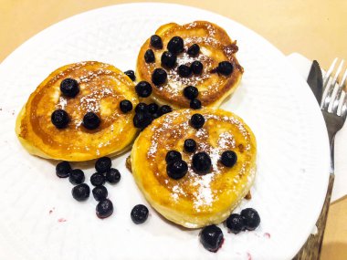 Kahvaltı için çocuk. Şurubu, lezzetli tatlı krep yaban mersini