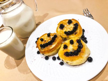 Kahvaltı için çocuk. Şurubu, lezzetli tatlı krep yaban mersini