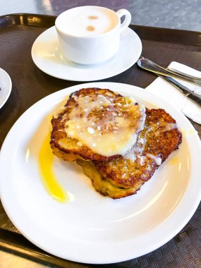 Öğle yemeği için plaka ve patates krep tepsisi