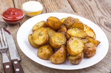 Rosemary ile ızgara patates dilimleri