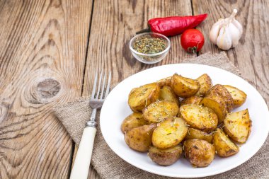 Rosemary ile ızgara patates dilimleri
