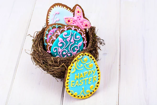 Símbolos de la fiesta nido de Pascua, huevos, galletas — Foto de Stock