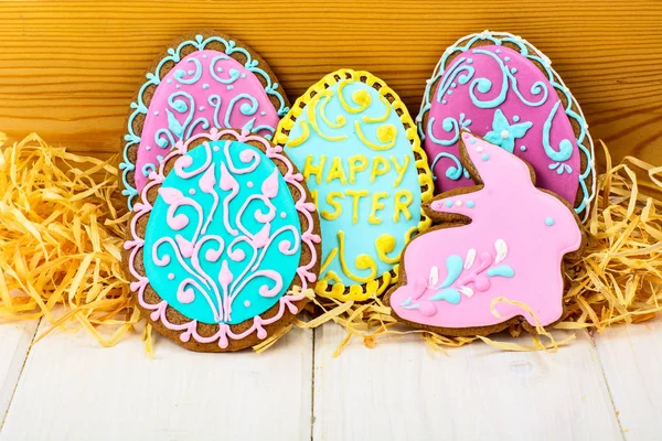 Caja de madera con galletas en forma de huevos hermosos de Pascua — Foto de Stock