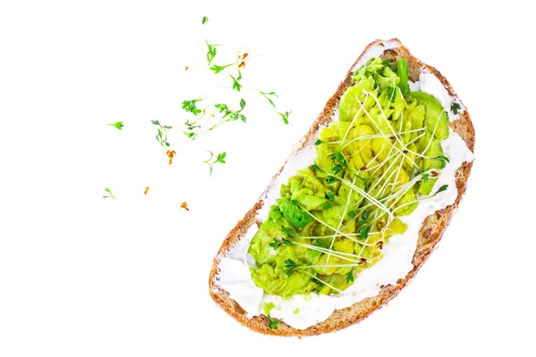 Mâncare sănătoasă. Pâine cu mai multe cereale cu avocado și varză de salată verde — Fotografie, imagine de stoc