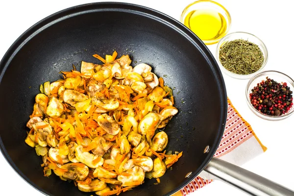 Koekenpan wok met gebakken champignons, uien en wortelen — Stockfoto