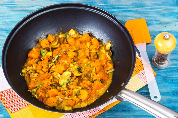 Calabaza, verduras y setas en el wok — Foto de Stock