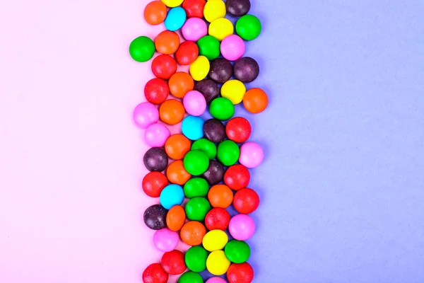 Kis színű cukorka, a világos háttér — Stock Fotó