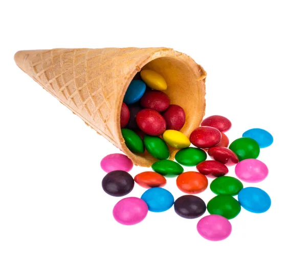 Conos de gofre crujientes con dulces de colores — Foto de Stock