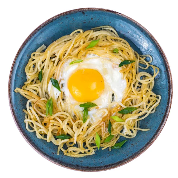 Синяя тарелка со спагетти, яичница на белом фоне — стоковое фото