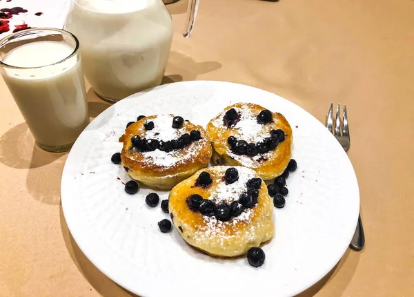 子供のための朝食。甘いパンケーキ シロップ、ブルーベリー — ストック写真