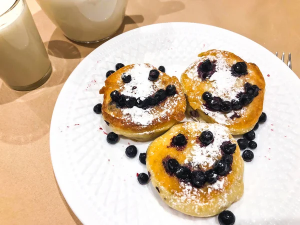 子供のための朝食。甘いパンケーキ シロップ、ブルーベリー — ストック写真