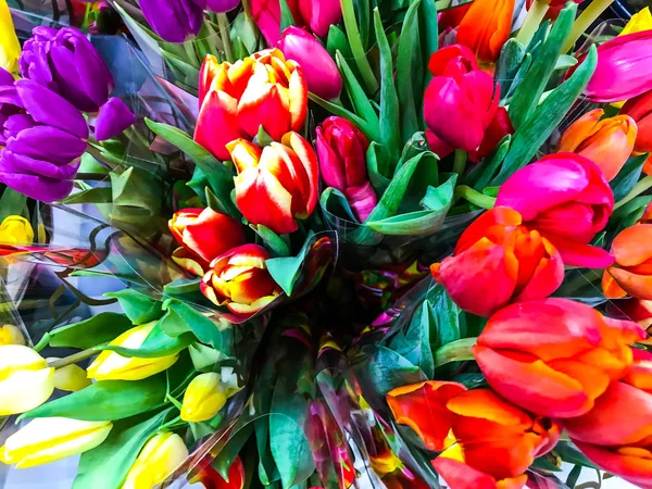 Ramos de tulipanes frescos y coloridos, venta en el mercado — Foto de Stock