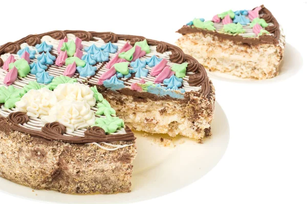 Maräng tårta med nötter, dekorerad med färgade blommor från cream — Stockfoto