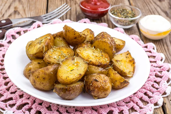 Rosemary ile ızgara patates dilimleri — Stok fotoğraf
