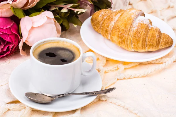 浪漫的早餐。杯浓热浓咖啡和蛋糕 — 图库照片