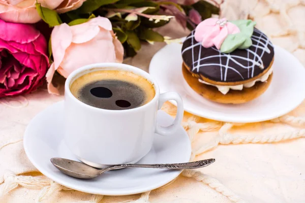 Romantische ontbijt. Kopje sterke hete espresso en taart — Stockfoto