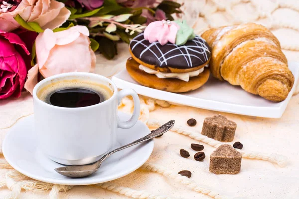 Romantische ontbijt. Kopje sterke hete espresso en taart — Stockfoto