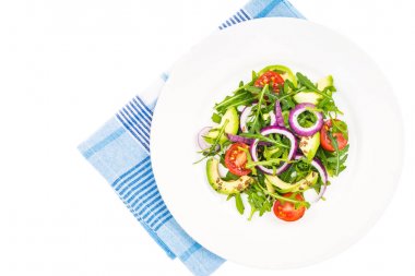 Yararlı salata avokado ve taze sebzeler ile. Sağlıklı beslenme kavramı