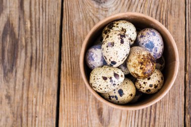 Bıldırcın yumurtası ahşap masa üzerinde karton kutu içinde