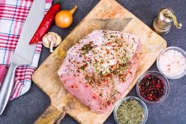 Hindi fileto, Marine, baharat, yemek pişirmek için taze sebze parçası