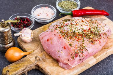 Hindi fileto, Marine, baharat, yemek pişirmek için taze sebze parçası