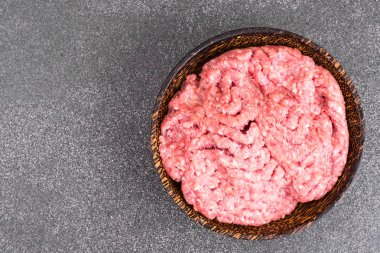 Ahşap kase kıyılmış taze domuz