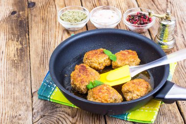 Ahşap masa üzerinde kızarmış pirzola ile kızartma tavası