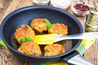 Ahşap masa üzerinde kızarmış pirzola ile kızartma tavası