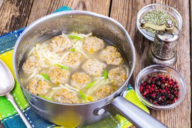 Erişte çorbası köfte ile