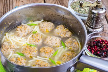 Erişte çorbası köfte ile