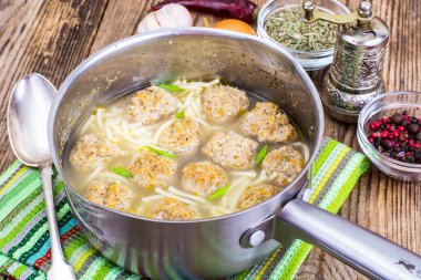 Erişte çorbası köfte ile