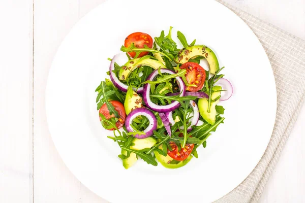 Užitečné saláty s avokádovým a čerstvou zeleninou. Pojem zdravé stravy — Stock fotografie