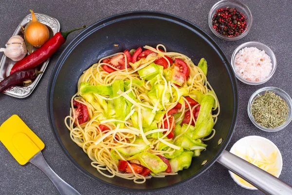 Espaguetis hervidos con verduras y queso — Foto de Stock