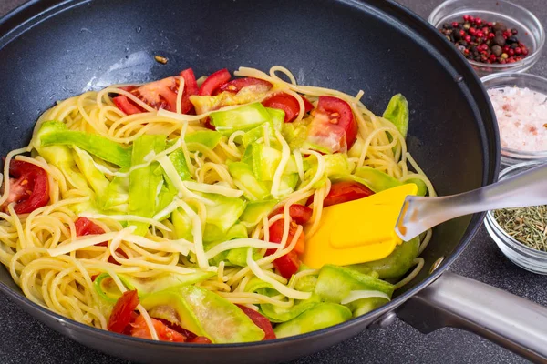 Espaguetis hervidos con verduras y queso — Foto de Stock