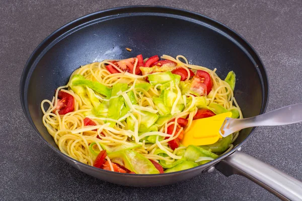 Espaguetis hervidos con verduras y queso — Foto de Stock