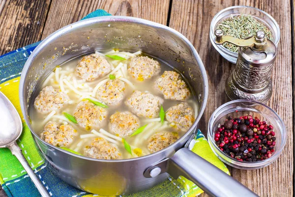 Erişte çorbası köfte ile