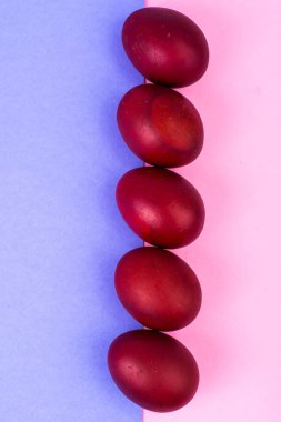 Parlak arka plan üzerinde kırmızı Paskalya yortusu yumurta