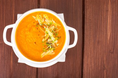 Parmesan ve yeşil sürgünler su teresi çorbası kabak havuç kremi