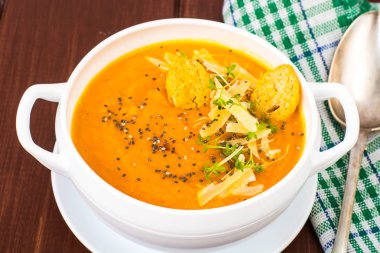 Parmesan ve yeşil sürgünler su teresi çorbası kabak havuç kremi