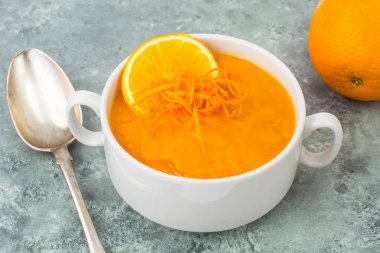 Diyet kabak, havuç çorbası püresi ile turuncu