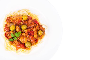 Spagetti, sebze ve zeytin ile tavuk fileto