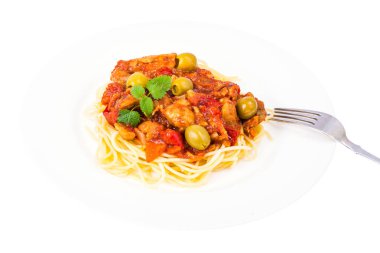 Spagetti, sebze ve zeytin ile tavuk fileto