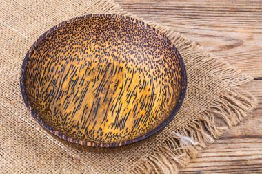 Çuval bezi, rustik masa üzerinde ahşap kase